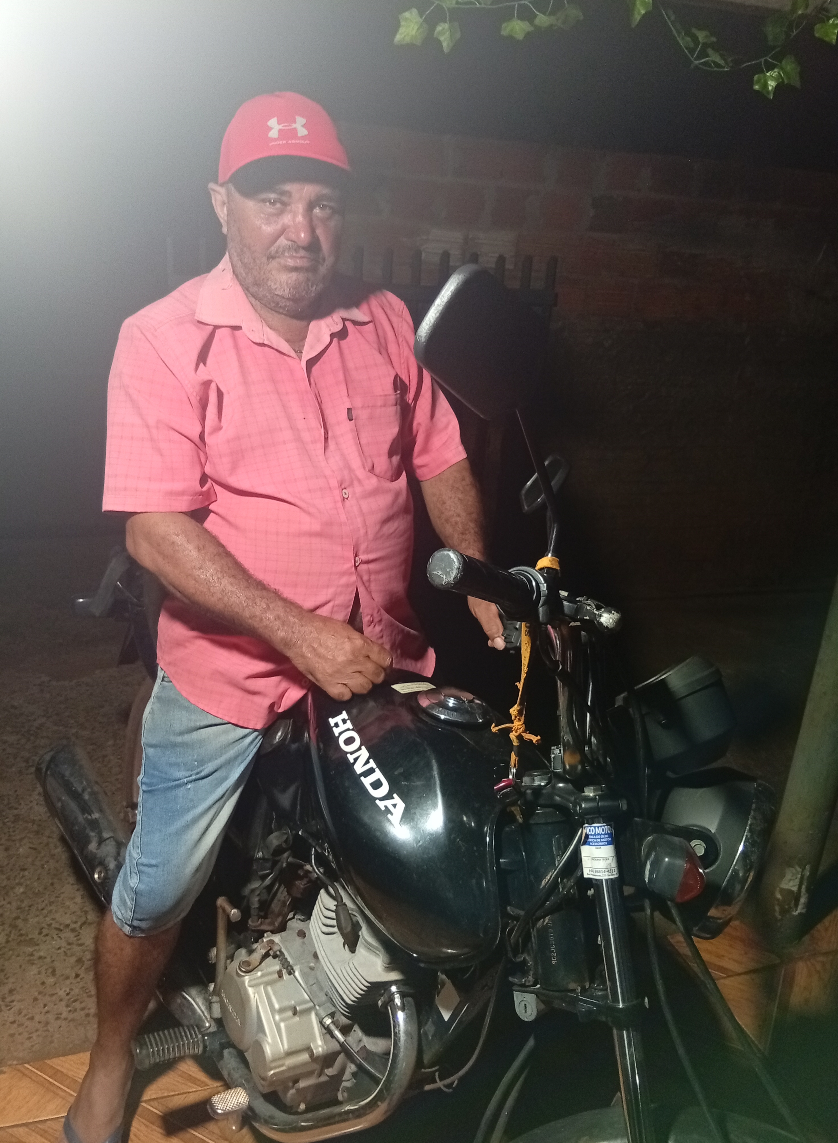 Motocicleta parada na estrada